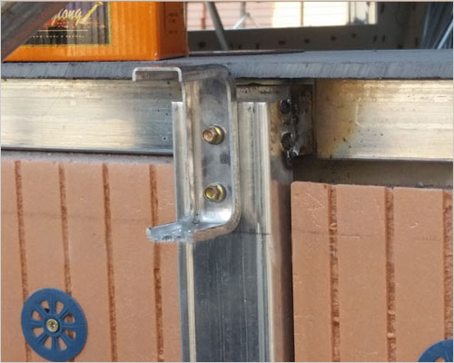 窗口裝飾線條 窗口裝飾線條具有輕質(zhì),高強(qiáng),耐蝕,耐磨,剛度大等特點(diǎn).表面經(jīng)陽*氧化著色表面處理,有鮮明的金屬光澤,耐光和耐氣候性能良好.