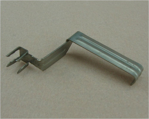 屋面瓦防風扣-敲擊抗風搭扣 敲擊抗風搭扣根據(jù)使用地區(qū)風力和坡度的情況,采用相應數(shù)量的搭扣固定,適用于所有的混凝土瓦.