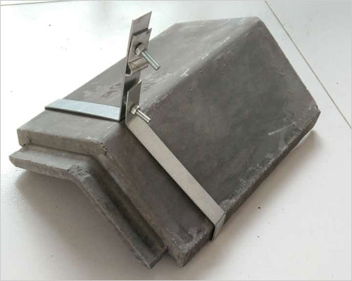 避雷針支架 避雷針支架要根據(jù)避雷帶敷設(shè)部位的不同,支持件一般可分為女兒墻上避雷帶支架,屋面預(yù)制混凝土制作安裝及屋脊上支架.