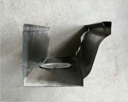 K型檐溝 K型檐溝屬于金屬落水系統(tǒng),是屋檐邊的集水溝,沿溝長(zhǎng)單邊收集雨水且溢流雨水能沿溝邊溢流到室外.