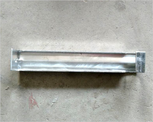 吊接器 吊接器設(shè)計(jì)簡(jiǎn)潔,安裝簡(jiǎn)單,安穩(wěn)耐用.其豐富的色彩,金屬的質(zhì)感,優(yōu)美的造型為建筑物帶來強(qiáng)烈的表現(xiàn)力.